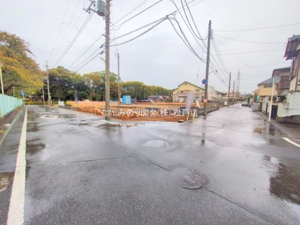 松戸市六高台3丁目の新築一戸建(前面道路含む現地写真)