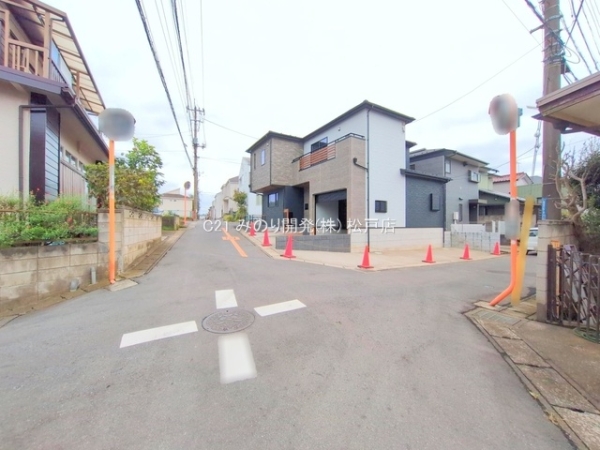 柏市南逆井4丁目の新築一戸建(前面道路含む現地写真)