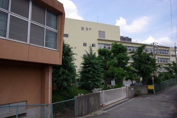 宝塚市雲雀丘2丁目の土地(宝塚市立 南ひばりガ丘中学校)