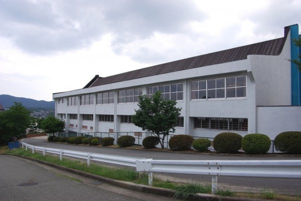 川西市新田３丁目の中古一戸建て(川西市立多田中学校)