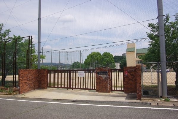 川西市錦松台の土地(川西市立明峰中学校)