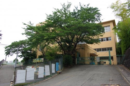 宝塚市雲雀丘３丁目の土地(宝塚市立長尾台小学校)