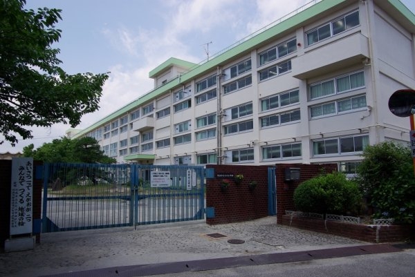 イニシオ・コンフォルタ久代2丁目(川西市立久代小学校)