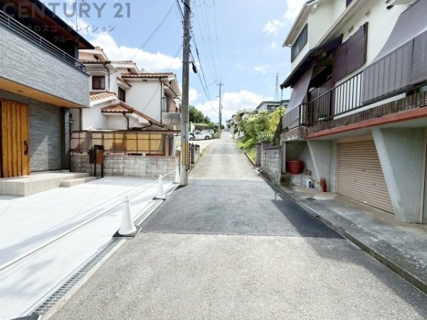 川西市錦松台新築一戸建て(前面道路含む現地写真)