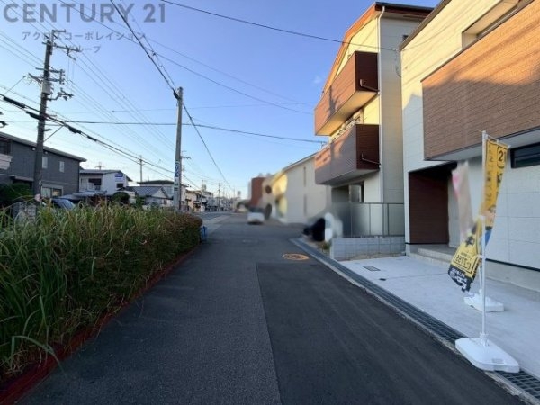 伊丹市南鈴原3丁目新築一戸建て(前面道路含む現地写真)