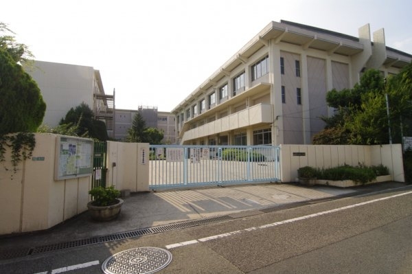 伊丹市鈴原町6丁目の土地(伊丹市立鈴原小学校)