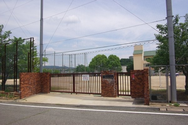 川西市南野坂２丁目の中古一戸建て(川西市立明峰中学校)