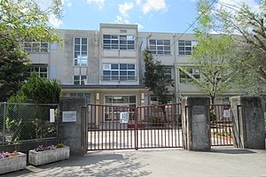 西宮市若草町2丁目の土地(西宮市立学文中学校)