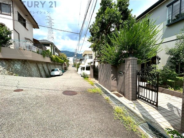 西宮市深谷町の中古一戸建て(前面道路含む現地写真)