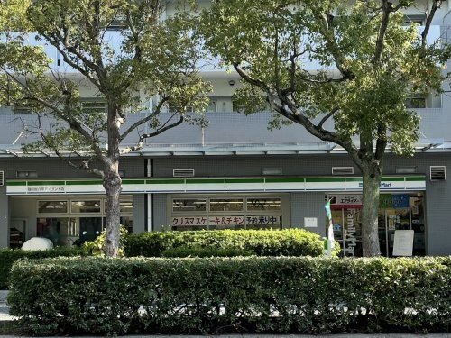 RICイーストコート11番街2番館(ファミリーマート陸前屋六甲アイランド店)