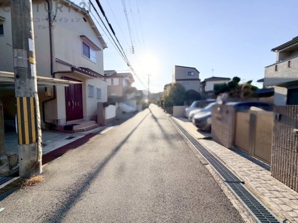 川西市西多田2丁目新築一戸建て(前面道路含む現地写真)