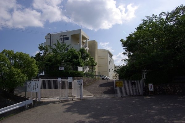 逆瀬川マンションB棟(宝塚市立逆瀬台小学校)