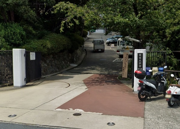 川西市南花屋敷３丁目の土地(私立雲雀丘学園高校)