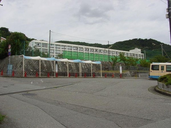 宝塚市ゆずり葉台２丁目の土地(兵庫県立宝塚西高校)