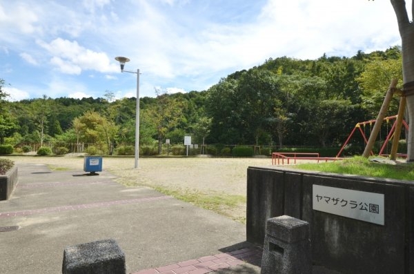 川西市けやき坂１丁目の中古一戸建て(ヤマザクラ公園)