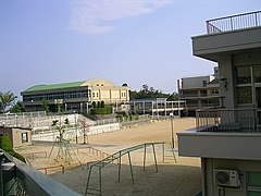宝塚市山本中２丁目の土地(宝塚市立長尾小学校)