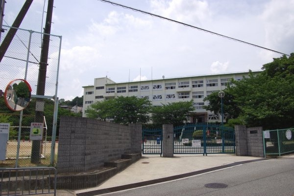 川西市鴬の森町の土地(川西市立川西中学校)