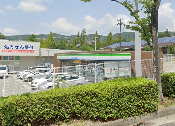 サンハイツ宝塚五月台A棟(ファミリーマート宝塚山手台店)