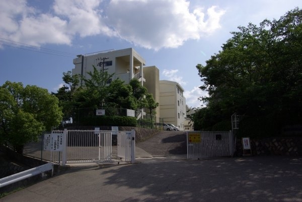 逆瀬川グリーンハイツB棟(宝塚市立逆瀬台小学校)