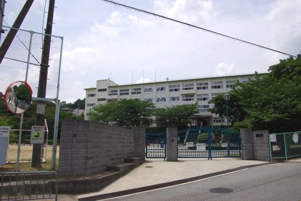 川西市栄根1丁目の土地(川西市立川西中学校)