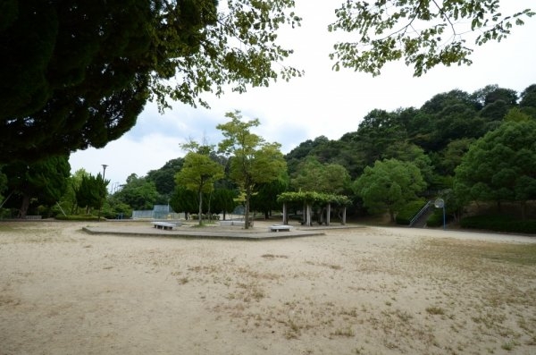 ラヴェニール宝塚中山台ドゥジェーム(中山中央公園)