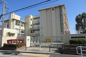 宝塚市鶴の荘の土地(宝塚市立美座小学校)