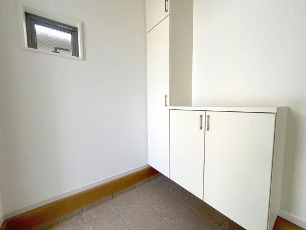 長岡京市今里4丁目の新築一戸建(玄関)