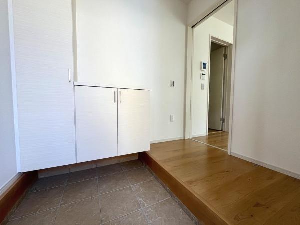 長岡京市今里4丁目の新築一戸建(玄関)