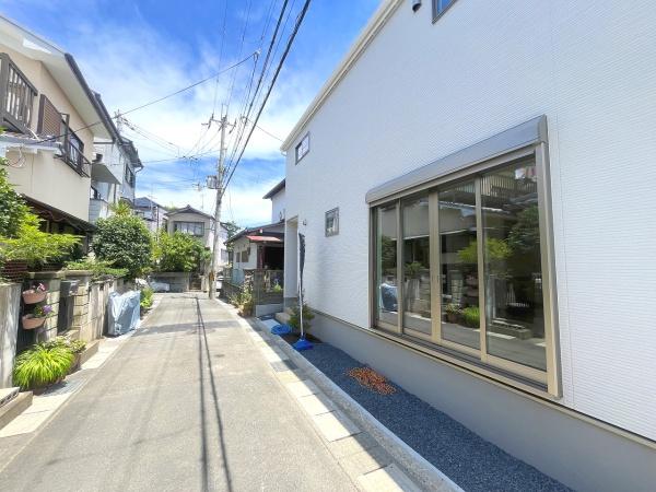 長岡京市今里4丁目の新築一戸建(前面道路含む現地写真)