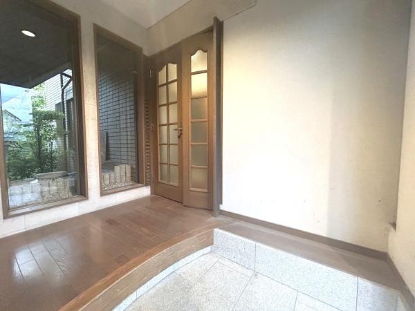 京都市西京区御陵大枝山町6丁目の中古一戸建て(玄関)