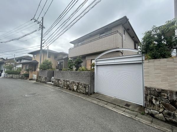 京都市西京区御陵大枝山町6丁目の中古一戸建て(前面道路含む現地写真)