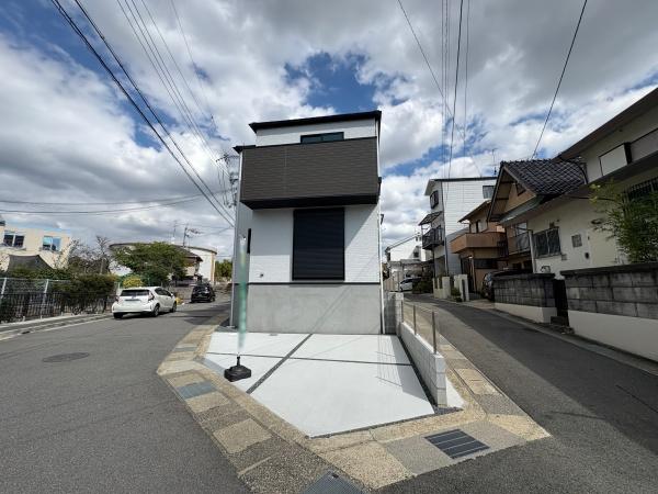長岡京市奥海印寺東山の新築一戸建(前面道路含む現地写真)