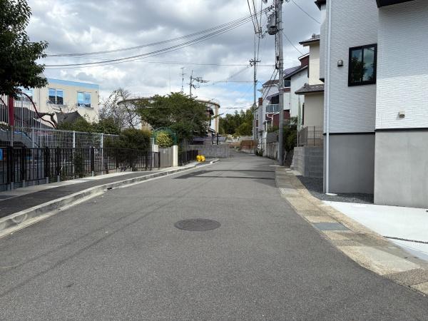 長岡京市奥海印寺東山の新築一戸建(前面道路含む現地写真)