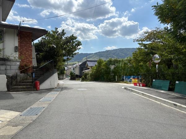 長岡京市奥海印寺東山の新築一戸建(前面道路含む現地写真)