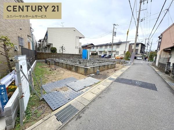 長岡京市滝ノ町2丁目の新築一戸建(前面道路含む現地写真)