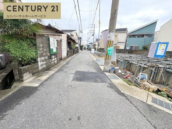 長岡京市滝ノ町2丁目の新築一戸建(前面道路含む現地写真)