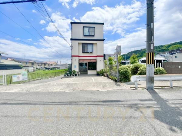 乙訓郡大山崎町字円明寺小字横林の店舗付住宅