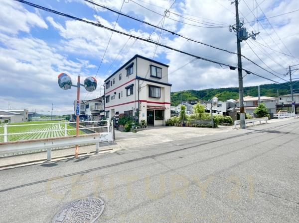 乙訓郡大山崎町字円明寺小字横林の店舗付住宅