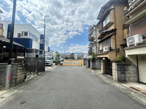向日市物集女町五ノ坪の新築一戸建(前面道路含む現地写真)