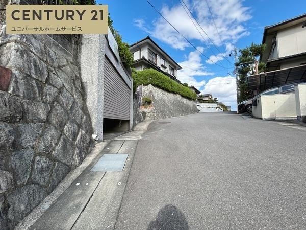 長岡京市高台1丁目の中古一戸建て(前面道路含む現地写真)