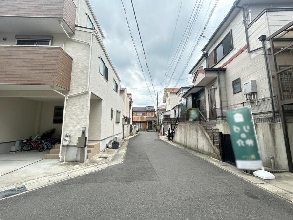 京都市西京区大原野上里南ノ町の中古一戸建て(前面道路含む現地写真)