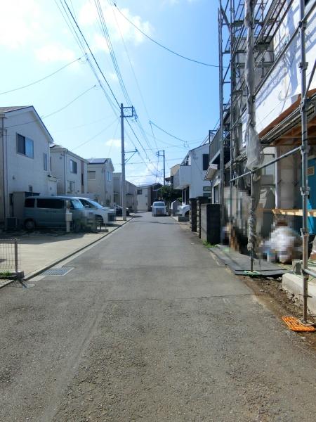 綾瀬市深谷南4丁目の新築一戸建(前面道路含む現地写真)