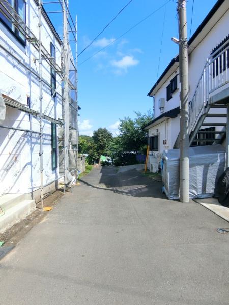 綾瀬市深谷南4丁目の新築一戸建(前面道路含む現地写真)