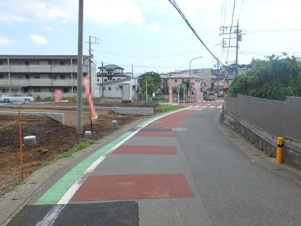 綾瀬市寺尾本町3丁目の新築一戸建(前面道路含む現地写真)