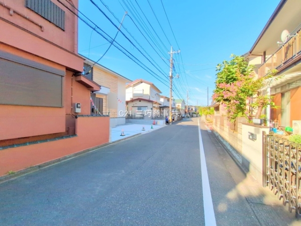 所沢市小手指元町3丁目の新築一戸建(前面道路含む現地写真)