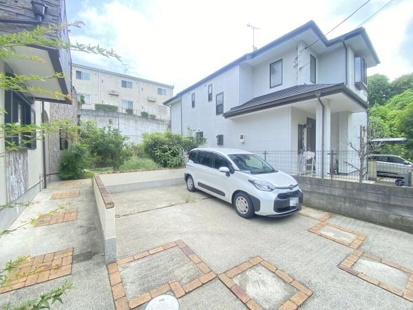 松戸市秋山の中古一戸建て(駐車場)