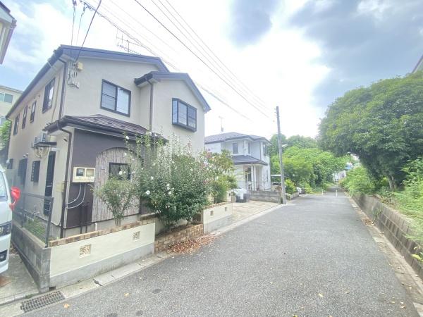 松戸市秋山の中古一戸建て(前面道路含む現地写真)