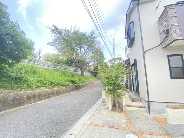 松戸市秋山の中古一戸建て(前面道路含む現地写真)