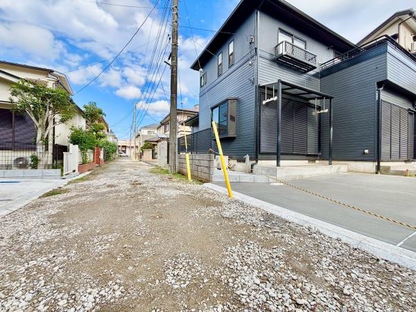 松戸市松飛台の中古一戸建て(前面道路含む現地写真)