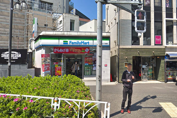 パークノヴァ神宮前(ファミリーマート神宮前二丁目店)